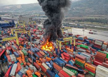 Reportan fuerte incendio en puerto de Turquía tras terremoto