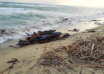 Naufragio deja 60 migrantes muertes en Italia