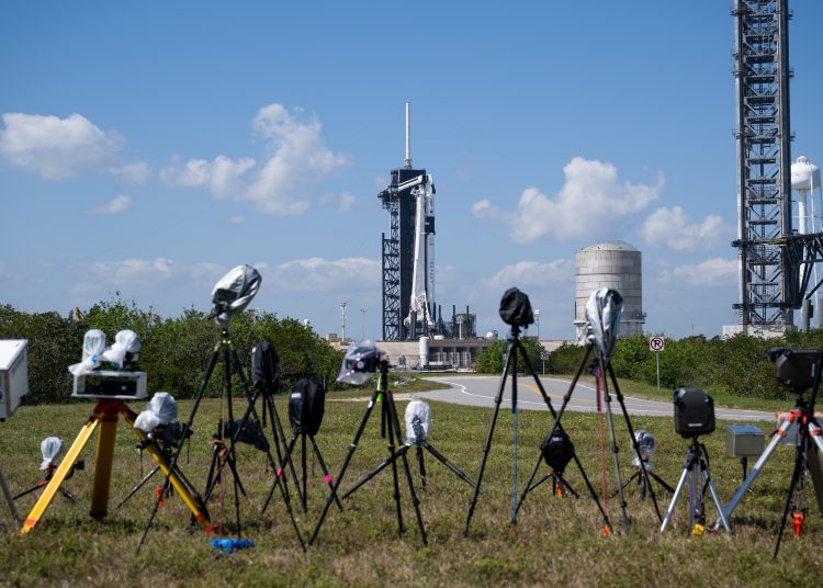 USA4581. CABO CAÑAVERAL (FL, EEUU), 26/02/2023.- Fotografía cedida por la NASA donde se aprecian una cámaras instaladas por miembros de los medios informativos frente al cohete Falcon 9 de SpaceX con la nave espacial Dragon en la parte superior el sábado 25 de febrero en la plataforma de lanzamiento 39A en el Centro Espacial Kennedy de la NASA en Florida. La sexta misión tripulada de la NASA a la Estación Espacial Internacional (EEI) a bordo de naves de Space X, sin contar un vuelo de prueba en 2020, recibió luz verde para despegar a primeras horas del lunes y, si todo sale según lo previsto, llegará aproximadamente 25 horas después. EFE/Joel Kowsky/NASA /SOLO USO EDITORIAL /NO VENTAS /SOLO DISPONIBLE PARA ILUSTRAR LA NOTICIA QUE ACOMPAÑA /CRÉDITO OBLIGATORIO