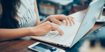 Unesco prepara medidas para regular plataformas digitales y desinformación