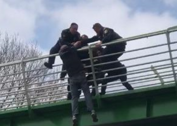 Policías evitan suicidio en puente vehicular de la GAM