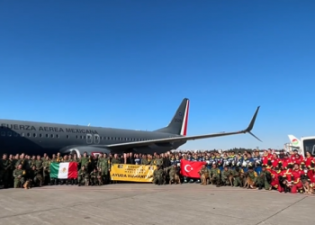 Arriba a Turquía avión con rescatistas mexicanos