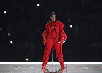 Así fue el espectacular regreso de Rihanna en el medio tiempo del Super Bowl