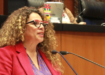 Evade Rocío Abreu a reporteros en el senado tras escándalo de videos donde recibe pacas de dinero
