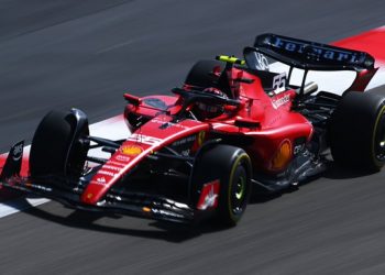 Sainz, el más rápido y Alonso, tercero, en la primera sesión del viernes