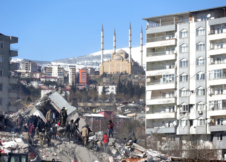 Kahramanmaras (Turkey), 08/02/2023.- Rescue teams search the rubble of a collapsed building in the city of Kahramanmaras, southeastern Turkey, 08 February 2023. More than 11,000 people have died and thousands more are injured after two major earthquakes struck southern Turkey and northern Syria on 06 February. Authorities fear the death toll will keep climbing as rescuers look for survivors across the region. (Terremoto/sismo, Siria, Turquía, Estados Unidos) EFE/EPA/ABIR SULTAN