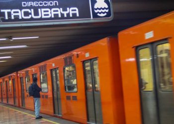 Reportan caos en Línea 9; retiran tren descompuesto