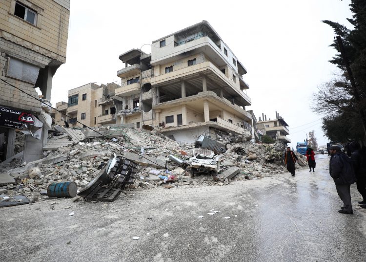 Idlib (Syrian Arab Republic), 06/02/2023.- People walk near a collapsed building following an earthquake in Armanaz town, Idlib Governorate, Syria 06 February 2023. According to the US Geological Service, an earthquake with a preliminary magnitude of 7.8 struck southern Turkey close to the Syrian border, causing buildings to collapse and sending shockwaves over northwest Syria, Cyprus, and Lebanon. At least 221 people were killed and 419 injured in northwest Syria, with hundreds remaining trapped under the rubble, according to the White Helmets group, the Syria Civil Defence operating in the area. (Terremoto/sismo, Chipre, Líbano, Siria, Turquía) EFE/EPA/YAHYA NEMAH