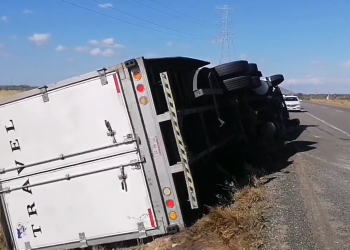 Fuertes vientos vuelcan tráileres en Oaxaca, aquí las imágenes