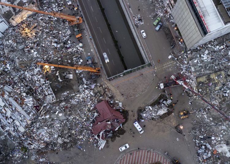 Hatay (Turkey), 07/02/2023.- An aerial photo taken by a drone shows emergency personnel during a search and rescue operation at the site of a collapsed building after an earthquake in Iskenderun, district of Hatay, Turkey, 07 February 2023. More than 4,000 people were killed and thousands more injured after a major 7.8 magnitude earthquake struck southern Turkey and northern Syria on 06 February. Authorities fear the death toll will keep climbing as rescuers look for survivors across the region. (Terremoto/sismo, Siria, Turquía, Estados Unidos) EFE/EPA/ERDEM SAHIN
