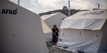 Un millón de turcos viven en refugios temporales tras el terremoto