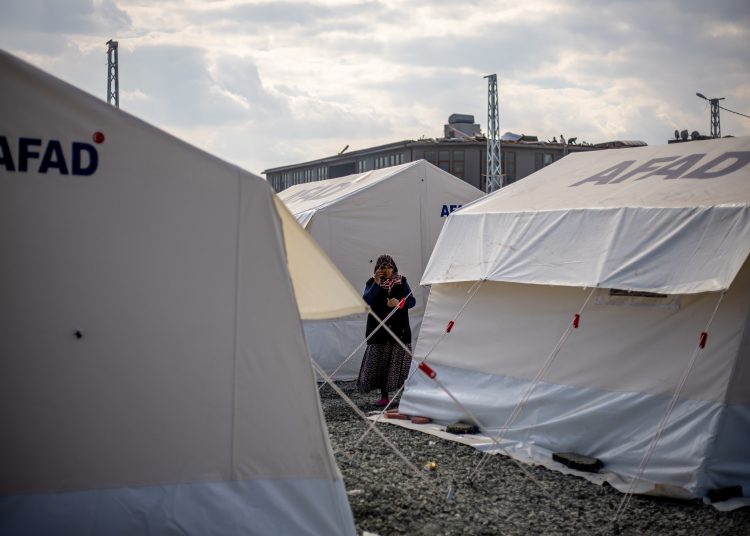 Hatay (antakya) (Turkey), 19/02/2023.- A woman stands at tent camp after a powerful earthquake, in Hatay, Turkey, 19 February 2023. More than 46,000 people have died and thousands more are injured after two major earthquakes struck southern Turkey and northern Syria on 06 February. Authorities fear the death toll will keep climbing as rescuers look for survivors across the region. (Terremoto/sismo, Siria, Turquía, Estados Unidos) EFE/EPA/MARTIN DIVISEK