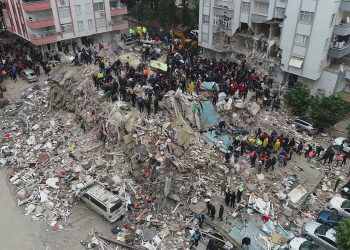 Casi 5 mil muertos en Turquía y Siria tras devastadores terremotos