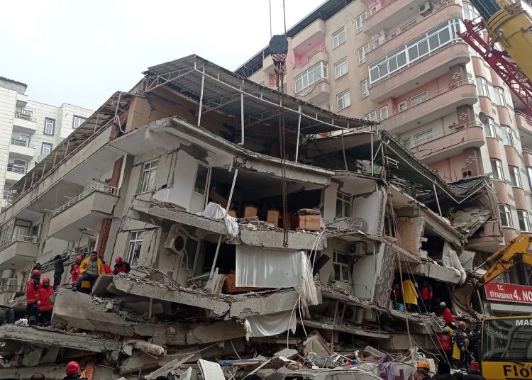 Diyarbakir (Turkey), 06/02/2023.- Emergency personnel search for victims at the site of a collapsed building after a powerful earthquake in Diyarbakir, southeast of Turkey, 06 February 2023. According to the US Geological Service, an earthquake with a preliminary magnitude of 7.8 struck southern Turkey close to the Syrian border. The earthquake caused buildings to collapse and sent shockwaves over northwest Syria, Cyprus, and Lebanon. 284 people were confirmed dead and more than 2,000 have been injured in Turkey, Turkish vice president said. (Terremoto/sismo, Chipre, Líbano, Siria, Turquía) EFE/EPA/DENIZ TEKIN