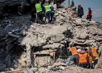 Turquía emite órdenes de aprehensión por negligencia en la construcción de edificios