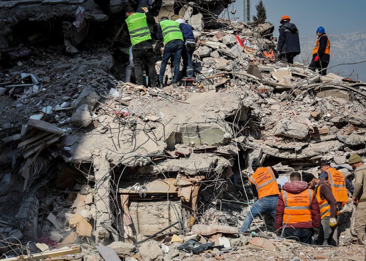 Kahramanmaras (Turkey), 12/02/2023.- Emergency personnel searching for trapped victims in collapsed buildings following a powerful earthquake in Kahramanmaras, Turkey, 12 February 2023. More than 27,000 people have died and thousands more were injured after two major earthquakes struck southern Turkey and northern Syria on 06 February. Authorities fear the death toll will keep climbing as rescuers look for survivors across the regions. (Terremoto/sismo, Siria, Turquía, Estados Unidos) EFE/EPA/JOAO RELVAS