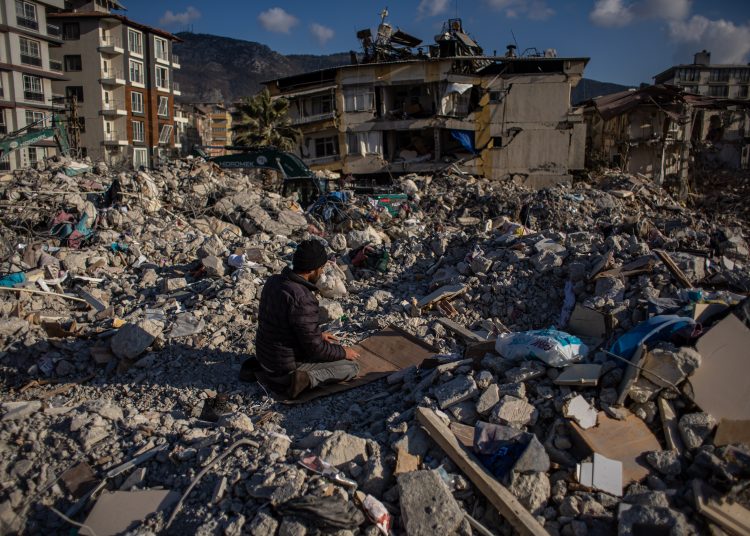 Hatay (antakya) (Turkey), 19/02/2023.- A man prays on debris of collapsed buildings after a powerful earthquake, in Hatay, Turkey, 19 February 2023. More than 46,000 people have died and thousands more are injured after two major earthquakes struck southern Turkey and northern Syria on 06 February. Authorities fear the death toll will keep climbing as rescuers look for survivors across the region. (Terremoto/sismo, Siria, Turquía, Estados Unidos) EFE/EPA/MARTIN DIVISEK