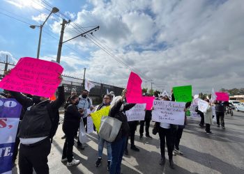 Manifestantes colapsan vialidades con dirección al AICM, toma precauciones