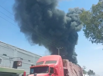 Fuerte incendio se registra en planta recicladora en el Edomex