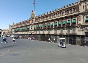 Colocan vallas metálicas frente a Palacio Nacional previo a manifestación en defensa del INE