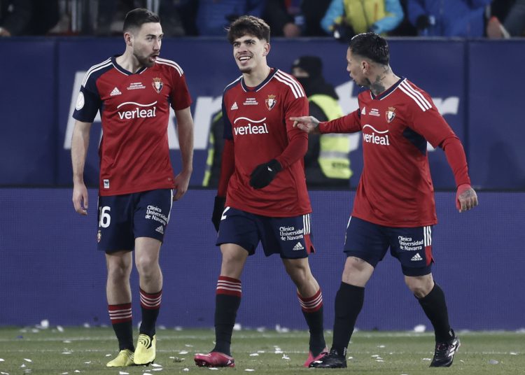 PAMPLONA, 01/03/2023.- El delantero de Osasuna Abde Ezzalzouli (c) celebra con Moi Gómez (i) y Chimy Ávila tras marcar ante el Athletic, durante el partido de ida de las semifinales de la Copa del Rey que Osasuna y Athletic disputan este miércoles en el estadio de El Sadar, en Pamplona. EFE/Jesús Diges