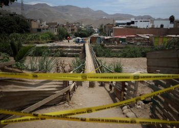 Fuerte lluvia causa el cierre de decenas de carreteras y puertos en Perú