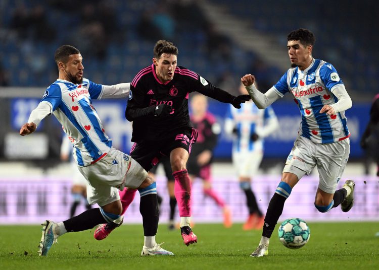 Heerenveen (Netherlands), 01/03/2023.- (l-r) Jeffrey Bruma of SC Heerenveen, Santiago Gimenez of Feyenoord, Anas Tahiri of SC Heerenveen during the quarterfinals of the TOTO KNVB Cup match between sc Heerenveen and Feyenoord Rotterdam at Abe Lenstra Stadium in Heerenveen, Netherlands, 01 March 2023. (Países Bajos; Holanda) EFE/EPA/Olaf Kraak