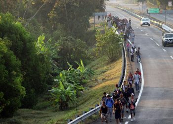 Avanza la primera caravana del año con miles de migrantes