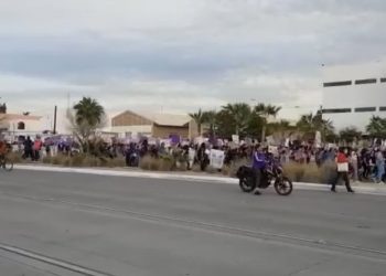 8M: Mujeres lanzan consignas y destrozos en La Paz