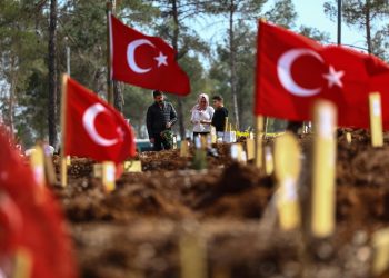 Turquía eleva a 46 mil los muertos por terremotos ante dudas de médicos