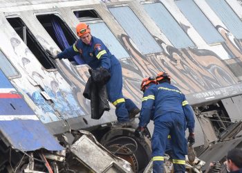Elevan la cifra de muertos por choque de trenes en Grecia