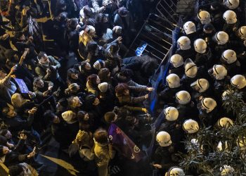 Miles de mujeres se manifiestan en Estambul pese a la intimidación policial