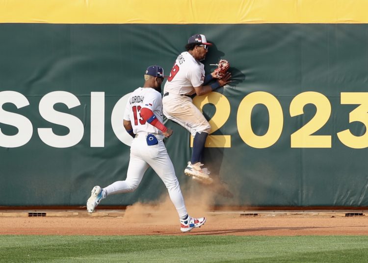 -FOTODELDIA- EA5426. TAICHUNG (TAIWÁN), 10/03/2023.- Jugadores de la selección de béisbol de Panamá durante el partido contra Cuba en el marco del Clásico Mundial de Bésibol celebrado en Taichung, Taiwán, este viernes. EFE/ Ritchie B. Tongo