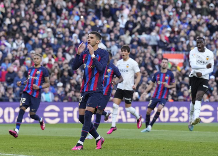 BARCELONA, 05/03/2023.- El delantero del Barcelona Ferrán Torres se lamenta tras fallar un penalti durante el partido de LaLiga entre Barcelona y Valencia, este domingo en el Camp Nou. EFE/ Alejandro Garcia