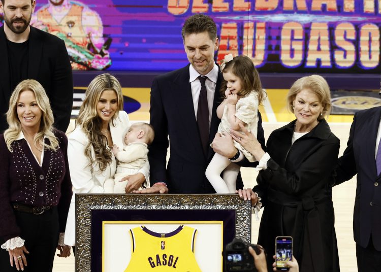 Los Angeles (United States), 08/03/2023.- Former player Pau Gasol (C) stands over his jersey number 16 during its retirement ceremony at half-time of the game between the Memphis Grizzlies and the Los Angeles Lakers at Crypto.com Arena in Los Angeles, California, USA, 07 March 2023. The Spanish athlete played with the Lakers from 2008 to 2014. (Baloncesto, Estados Unidos) EFE/EPA/ETIENNE LAURENT SHUTTERSTOCK OUT