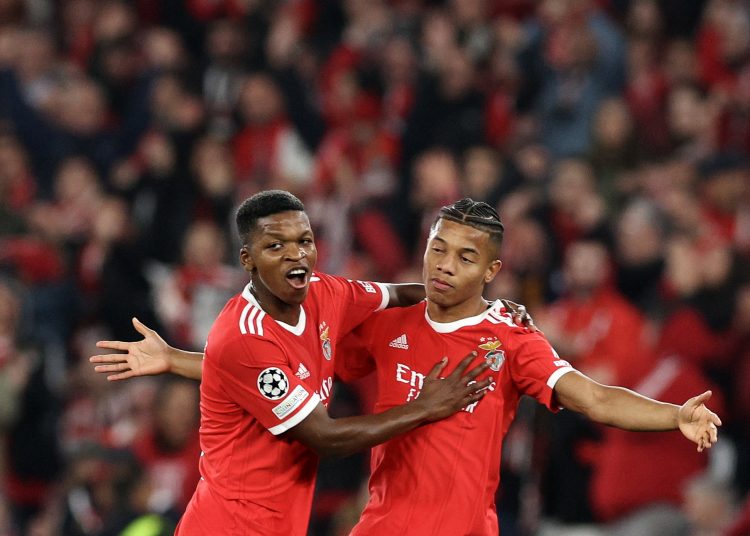 Lisbon (Portugal), 07/03/2023.- Benfica's David Neres (R) celebrates after scoring the 5-0 goal during the UEFA Champions League second leg soccer match between Benfica and Club Brugge, in Lisbon, Portugal, 07 March 2023. (Liga de Campeones, Lisboa) EFE/EPA/TIAGO PETINGA