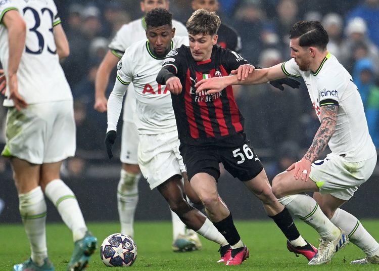 London (United Kingdom), 08/03/2023.- AC Milan's Alexis Saelemaekers (C) in action against Tottenham's Pierre-Emile Hojbjerg (R) during the UEFA Champions League, Round of 16, 2nd leg match between Tottenham Hotspur and AC Milan in London, Britain, 08 March 2023. (Liga de Campeones, Reino Unido, Londres) EFE/EPA/Andy Rain