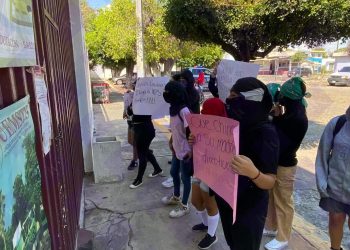 Estudiantes de Cbtis en Colima se manifiestan y denuncian “acoso” de maestros