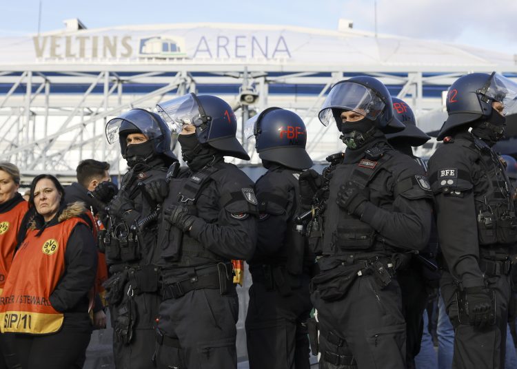Gelsenkirchen (Germany), 23/09/2017.- Police officers secure the area outside the Veltins Arena prior to the German Bundesliga soccer match between FC Schalke 04 and Borussia Dortmund in Gelsenkirchen, Germany, 11 March 2023. (Alemania, Rusia) EFE/EPA/RONALD WITTEK CONDITIONS - ATTENTION: The DFL regulations prohibit any use of photographs as image sequences and/or quasi-video.
