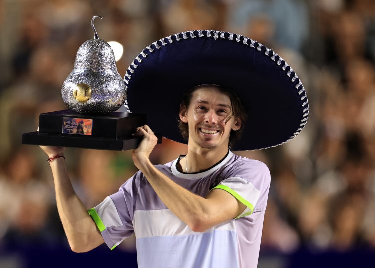 -FOTODELDÍA- MEX8703. ACAPULCO (MÉXICO), 05/03/2023.- El tenista australiano Alex De Minaur, celebra con el trofeo de campeón al derrotar al estadounidense Tommy Paul hoy, durante la final de singles del Abierto Mexicano de Tenis 2023, en el balneario de Acapulco, en el estado de Guerrero (México). EFE/David Guzmán