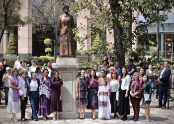 Develan nueva escultura en el Paseo de las Heroínas