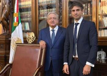 López Obrador recibe carta de Pedro Castillo en reunión con su abogado