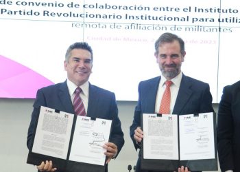 Córdova y Alito firman convenio entre sonrisas. Y arremeten contra la Reforma Electoral