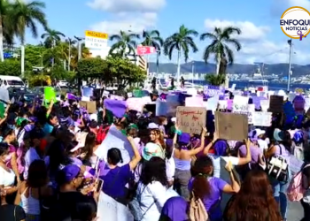 Mujeres se manifiestan con pintas y destrozos en Acapulco