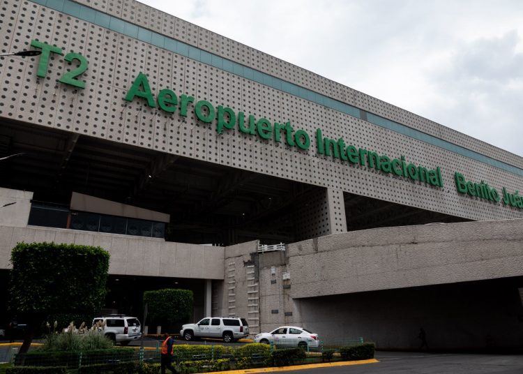 CIUDAD DE MÉXICO, 28JULIO2022.- La Terminal 2 del Aeropuerto Internacional de la Ciudad de México (AICM) podría ser inhabilitada debido a que presenta un severo daño estructural, así fue como lo expuso el presidente Andrés Manuel López Obrador. El mandatario destacó que la medida sería para evitar futuras tragedias y que incluso podría abrirse una investigación. Según lo anunciado, la edificación se encuentra en un proceso de hundimiento debido a que no se hicieron adecuadamente los trabajos de cimentación, por lo que tendría que ser reconstruida, anunció el jefe del ejecutivo. 
FOTO: GALO CAÑAS/CUARTOSCURO.COM