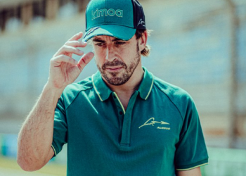 El coche parece comportarse bien: Alonso