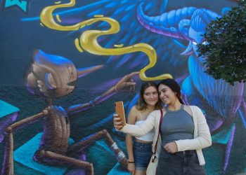 Mural de “Pinocchio” honra a Guillermo del Toro en su ciudad natal
