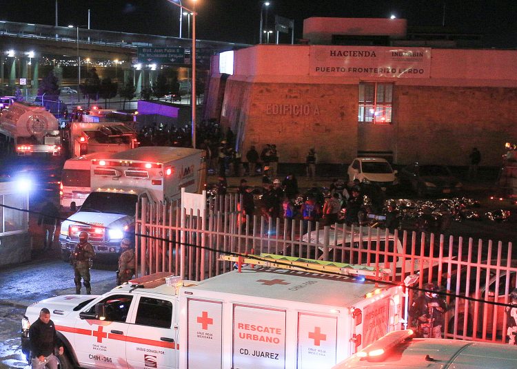 CIUDAD JUÁREZ (MÉXICO), 28/03/2023.- Personal de rescate acuden al auxilio durante un incendio en las instalaciones del Instituto Nacional de Migración (INM), donde fallecieron migrantes la noche del 27 de marzo de 2023, en Ciudad Juárez, Chihuahua (México). Al menos 37 migrantes murieron en un incendio en una estación del Instituto Nacional de Migración (INM) de Ciudad Juárez, en la frontera norte de México, según indicaron este martes a EFE fuentes oficiales. EFE/Luis Torres