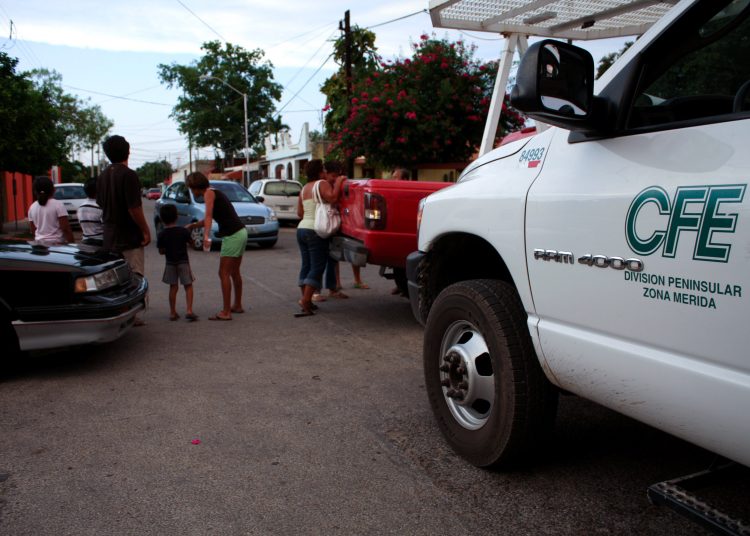 MRIDA, YUCATçN, 19JUNIO2010.- Vecinos de la colonia Mayapan al oriente de la ciudad de Mrida acorralaron a trabajadores de la Comision Federal de Electricidad (CFE) por fallas en su alumbrado pblico y que tambien afecta sus aparatos electrodomesticos por constantes apagones y cansados de la falta de apoyo por parte de CFE decieron recolectar firmas e impedirles el paso hasta resolver su problema.
FOTO: FRANCISCO BALDERAS/CUARTOSCURO.COM