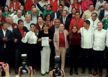 Este domingo Delfina Gómez acudió al IEEM para solicitar su registro como candidata al gobierno del Estado de México